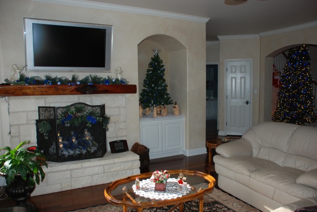 2013-12-14 08-37-57 Pre Christmas Decor.jpg